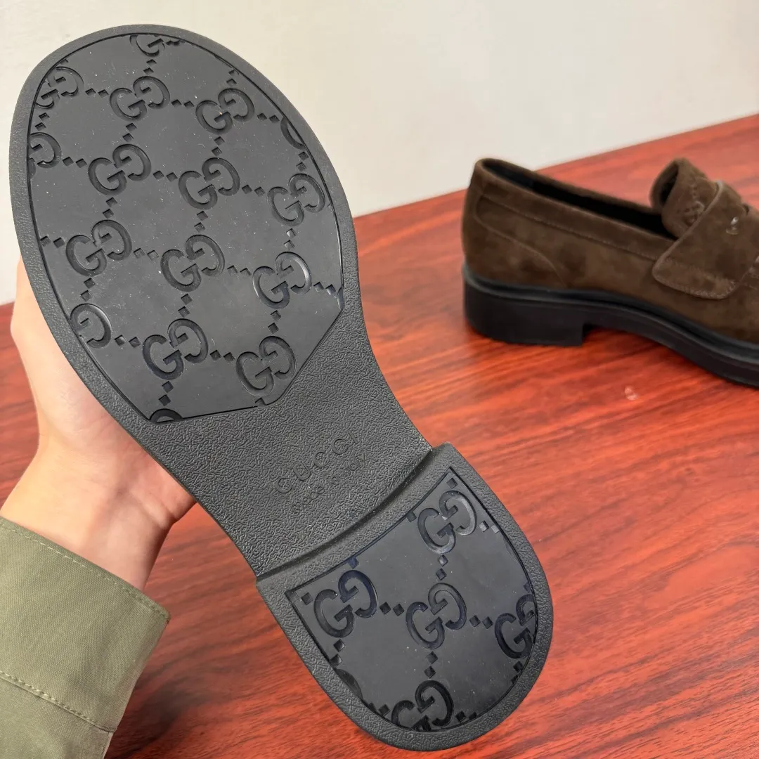Batch 800 Gucci/Gucci new men's loafers with GG details, thick-soled slip-ons! The design of this men's lace-up shoe is rooted in the brand's heritage. It is carefully crafted from high-quality calfskin/open-edge beaded cowhide/suede cowhide. It is made of various leather types and is embellished with GG printed embossed suede leather details, which pays homage to Gucci's classic monogram. The rubber sole with GG pattern adds a modern touch to the design. Classic and simple sponge cake style design. European and American classic version, full calfskin lining. The overall upper texture is soft. The lining is comfortable and breathable. 2CM thickened soft rubber sole, easy to control. Versatile and stylish on the foot. Available in multiple colors to meet different matching needs. Full package! Size: 39-40-41-42-43-44 leather shoe size (can be customized to 38.45.46) Item number: 7826 Loafers, suede